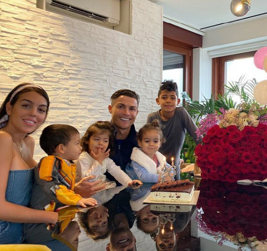 크리스티아누 호날두가 포르투갈 마데이라에 위치한 별장에서 여자친구 조지나 로드리게스(왼쪽)와 아이들과 함께 즐거운 한 때를 보내고 있다. 출처=조지나 로드리게스 인스타그램